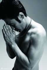 组图：吴秀波最新写真秀腹肌 上演熟男诱惑