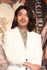 组图：李威林逸欣为新戏宣传 多场吻戏激不出火花