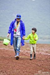 组图：张亮天天父子生活照温馨有爱