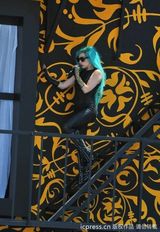 组图：Lady Gaga彩排亲力亲为 自行上下爬钢架