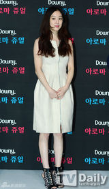 组图：韩星郑丽媛着淡雅连衣裙亮相品牌活动