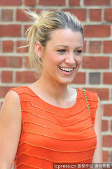 组图：莱弗利碎花裙赶拍《绯闻女孩》 搞怪表情不断