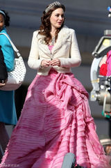 组图：《绯闻女孩》片场莉顿-梅斯特上演吻戏