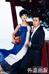 组图：陆毅鲍蕾海边秀甜蜜 相信爱情始终如一