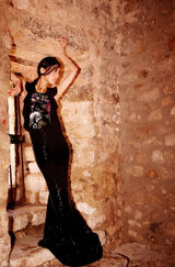 组图：黄圣依新写真秀美背 穿透视衣露大腿