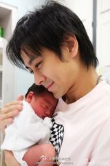 组图：Kimi成长全纪录 和妈妈啃饼干跟爸爸学车