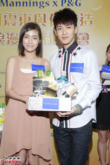 组图：柯震东出席代言阳光帅气引粉丝围观