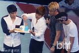 组图：神话李玟雨首尔庆生 同团兄弟同贺