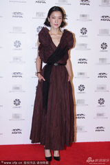 组图：冯小刚携徐帆现身晚宴 周迅笑容灿烂