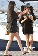 高清组图：艾薇儿法国度假服饰休闲 乐做平凡女生