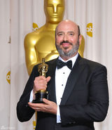 高清组图：奥斯卡后台获奖众星举金人光彩照人