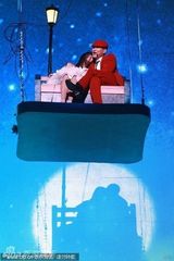 组图：张学友着火红新郎装 上海个唱办“婚礼”