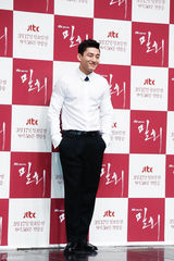 独家高清：金喜爱刘亚仁《密会》发布深情对视