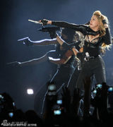 组图：麦当娜法国个唱神秘冷艳 充斥暴力宗教色彩