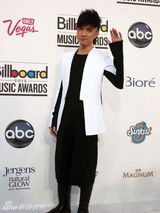 组图：古巨基黑白战衣现身和比伯合影