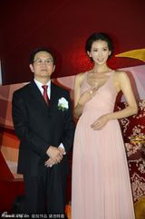 组图：林志玲深V秀乳沟 被高层摸手狂捞金