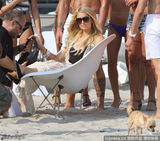 组图：希尔顿沙滩玩变装秀 头戴花环一秒变女神