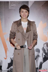 组图：梁咏琪豪乳老公称赞 林德信庆生松冈欠吻