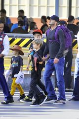 高清组图：贝克汉姆带三个儿子迪斯尼乐园游玩