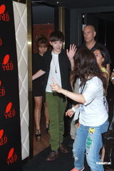 组图：GaGa小师弟抵港 自称已与歌迷们结婚