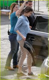 组图：妮可基德曼告别金发！黑发造型拍摄新片