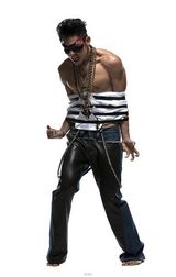 组图：吴建豪新造型半裸被绑 肌肉勃发玩SM