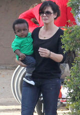 组图：桑德拉-布洛克为养子戴圣诞帽 骑马威风帅气