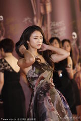 组图：汤唯牡丹裙艳丽争春 入围影后淡定抚秀发