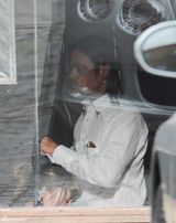 组图：皮特拍新戏《顾问》 眼睛被揍帅气难改