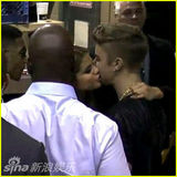 组图：比伯赛琳娜后台甜蜜亲吻显恩爱