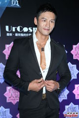 组图：顾又铭健壮身材惹垂涎 侧面酷似黄晓明