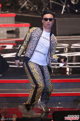 组图：陈奕迅压轴演唱 与女歌手热情拥抱