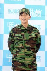 高清组图：韩星李准基退伍现场 千名粉丝迎接