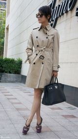 组图：贾青街拍LOOK 风衣干练职场范