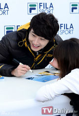 组图：韩星丁一宇办签名会全程展明朗笑容