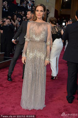 组图：皮特牵手朱莉情侣装亮相 秀恩爱全场轰动