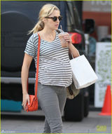 组图：泰莉莎挺大肚逛街 怀孕胃口好猛喝饮料