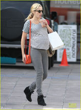 组图：泰莉莎挺大肚逛街 怀孕胃口好猛喝饮料