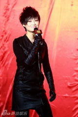 组图：李宇春续约天娱 推出新歌《序幕》