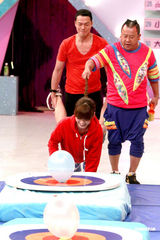 高清组图：众星为无线游戏节目《奖门人》进行录像