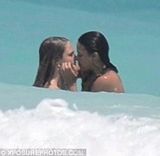 组图：速激女主角同性激吻 超模女友豪放露双乳