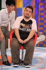 组图：拓也哥亮相《康熙》 小S下跪拜师