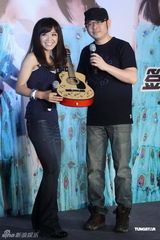 组图：云朵加盟环球音乐 恩师刀郎站台力挺爱徒