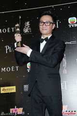 组图：最佳男配角郑中基后台激吻太太余思敏