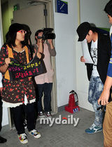 组图：金希澈基础训练结束 变身公益勤务兵服役两年