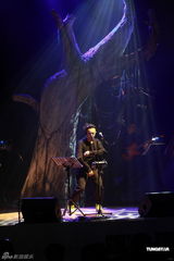 高清组图：陈奕迅香港开唱 靠唱功长裤T恤也疯狂