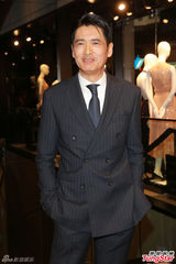 组图：周润发携妻恩爱亮相 瘦身明显否认厌食