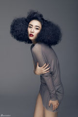 组图：贾青透视新写真夸张发型性感迷人