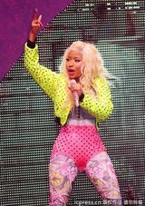 组图：麻辣鸡个唱粉丝强行上台 与保镖激烈扭打