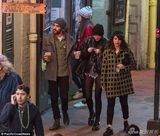 组图：麦莉与赤裸舞娘风骚起舞 大玩舔臀啃胸